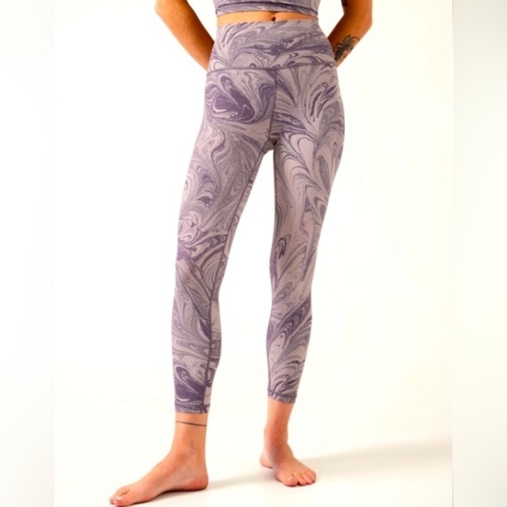 ✨NEW WITH TAGS! Athleta Transcend 7/8 Tight in Marble Violet.